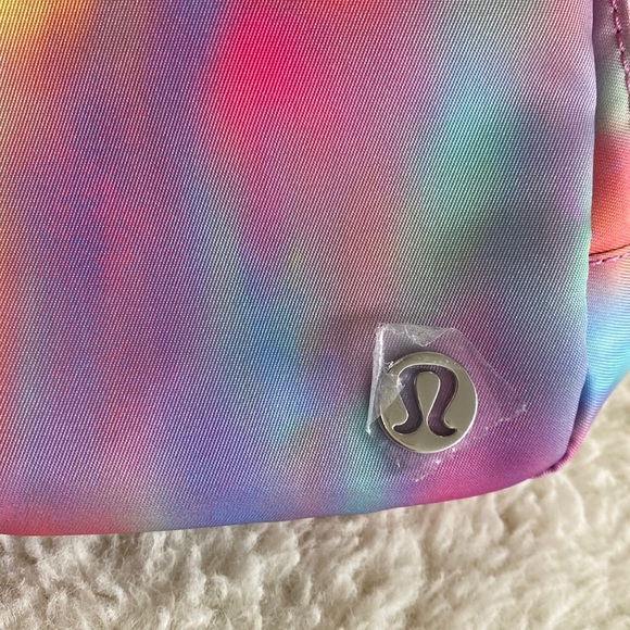 ❤️ Lululemon Everywhere Belt Bag in Prism Wash Print Multi/Vapor NWT - Picture 2 of 9